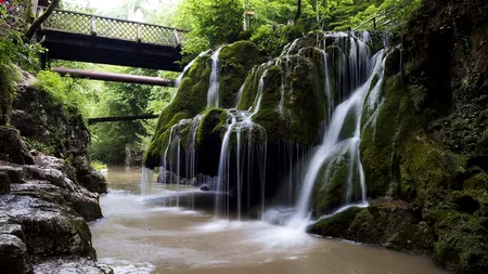 Locul unic din România unde poți admira cinci cascade. Peisajul îți taie respirația