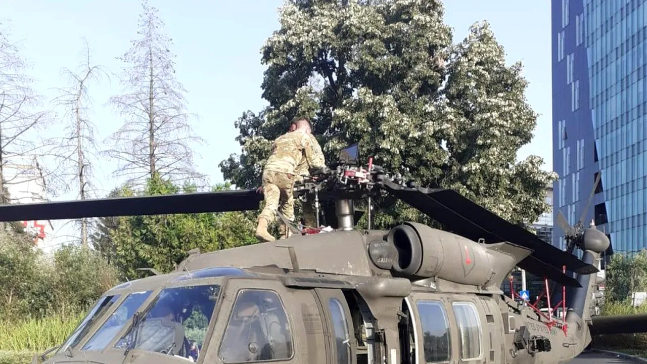 Imagini spectaculoase cu elicopterul care a aterizat forțat în Piața Charles de Gaulle, în momentul în care e transportat spre Baza Aeriană 90 Otopeni (VIDEO)