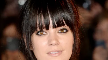 Cântăreața Lily Allen, amenințată cu moartea de gruparea teroristă Statul Islamic: mesajele dure primite pe mobil 