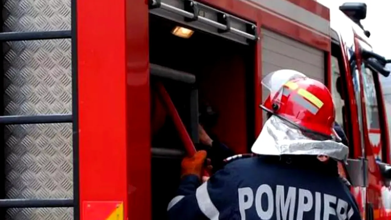 EXPLOZIE la o casă din Ulmi, din cauza unei centrale termice. Două persoane au ajuns la spital