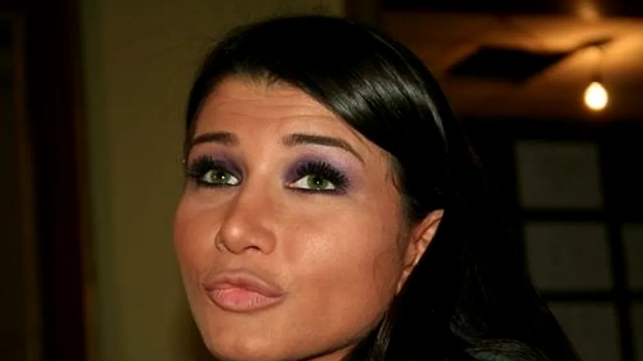 Elena Băsescu s-a întors la muncă. Ce salariu are