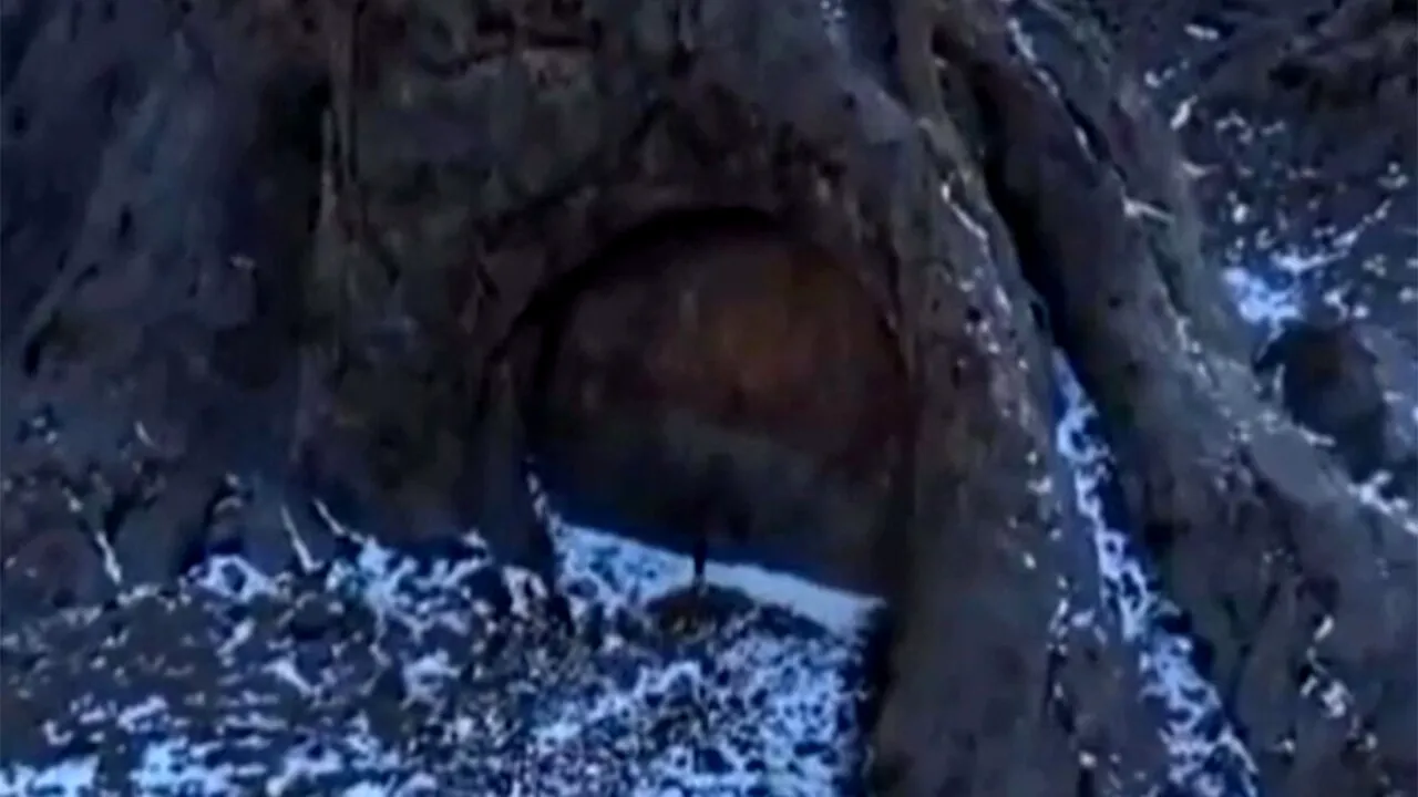 Exploratorii au găsit ușă gigantică în Munții Dzungarian Alatau din Kazahstan. Ce este în spatele ei, de fapt