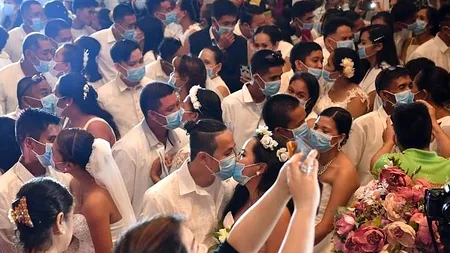 Dragostea în vremea coronavirusului. Mirii sunt obligați să se sărute cu măști la nuntă, într-o țară asiatică