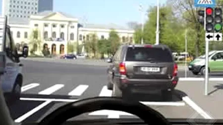 Chestionare auto. Autovehiculul din fața dvs. traversează intersecția. Cum veți proceda?
