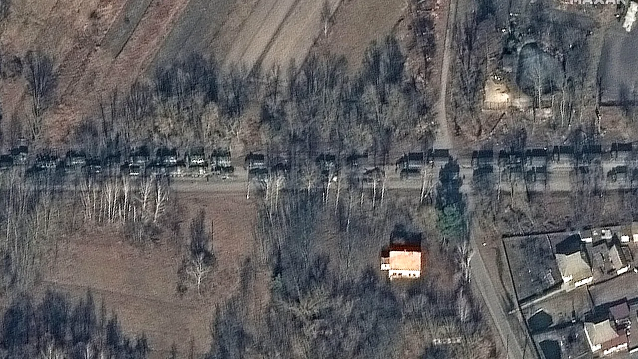 Noi imagini prin satelit: Convoiul militar rusesc și-a dublat inexplicabil dimensiunile în doar câteva ore. Tehnica militară aflată în drum spre Kiev se întinde pe 64 kilometri
