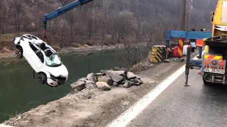 Trafic blocat pe DN7, în Vâlcea. Autoritățile intervin pentru scoaterea platformei prăbușite din albia râului Olt