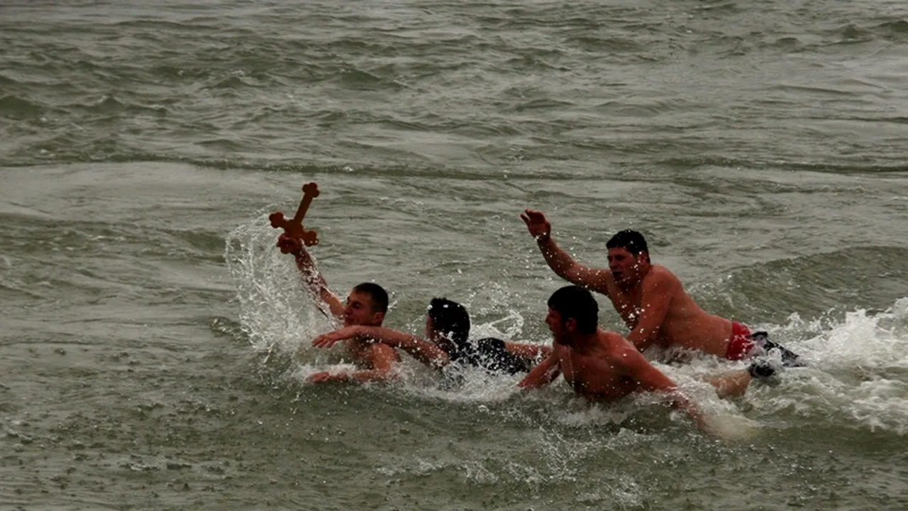 Circa o mie de persoane la procesiunea și slujba de sfințire a apelor râului Buzău, de Bobotează