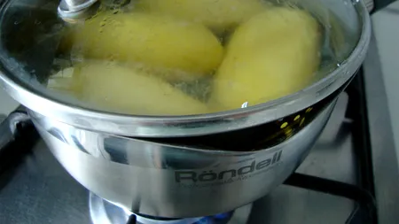 Câte minute trebuie să fierbi cartofii, morcovii și orezul, de fapt. Greșeala pe care o fac mulți români