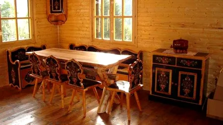 Inginerul din Sibiu care a reînviat tradiția mobilierului săsesc, pictat manual