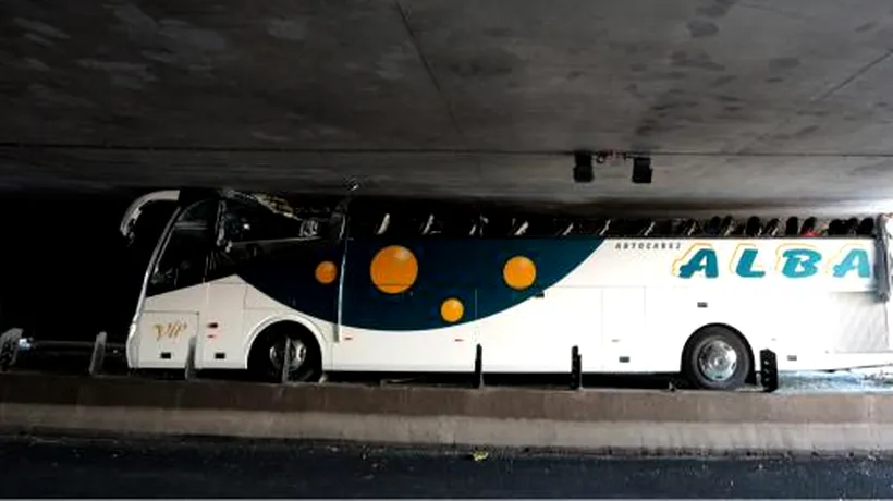 Zeci de răniți după ce un autocar turistic a lovit plafonul unui tunel, în Franța