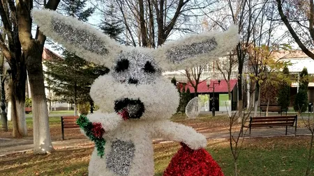 Situație comică în Gorj. Un oraș a fost împodobit cu iepurași și ouă roșii: „Copiii ce să mai creadă? Vine Paștele sau Moș Crăciun?”