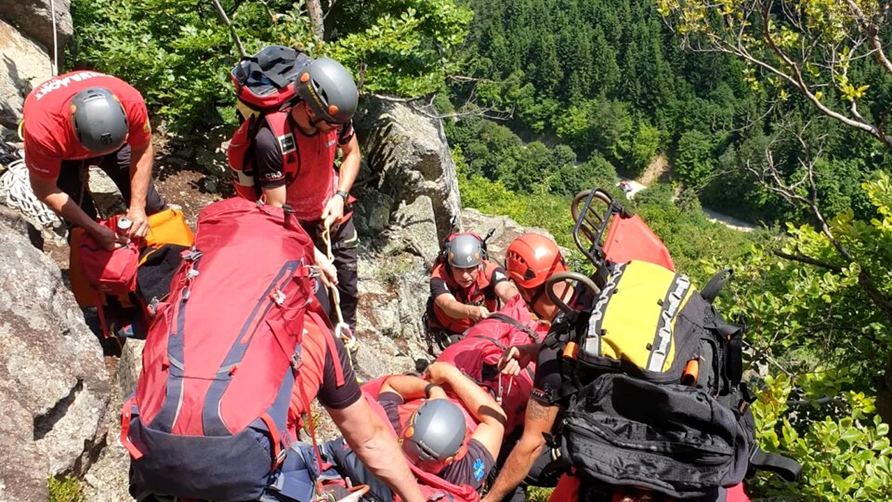 Salvamontiștii din două județe intervin pentru recuperarea a doi tineri blocați în zona unui lac din Munții Făgăraș. Ce au pățit turiștii