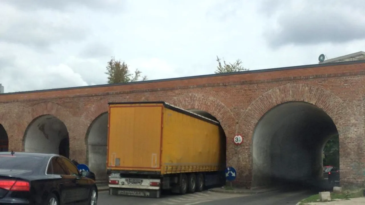 A crezut că poate să treacă: Un TIR a „forțat