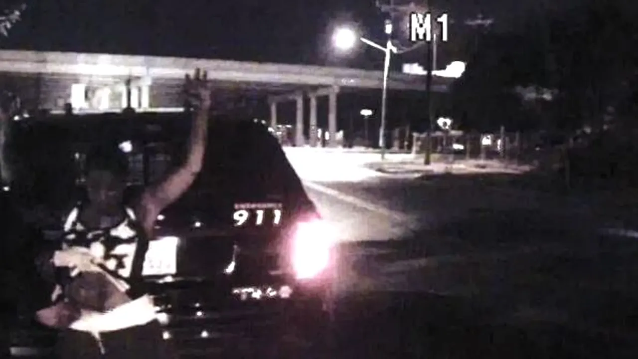 Femeie umilită în public, după ce o polițistă i-a scos tamponul „din interior