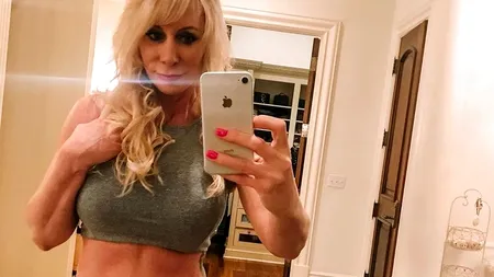 Are 54 de ani și primește cereri în căsătorie de la tineri de 20. O femeie a devenit celebră pe Instagram datorită stilului ei de viață