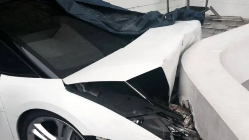 Un valet de la un hotel de lux a lovit Lamborghini-ul unui client. VIDEO