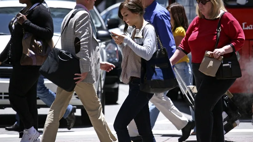 Cum și-au schimbat oamenii stilul de mers, de când folosesc smartphone-urile și pe stradă