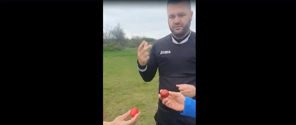 VIDEO | Moment inedit la un meci de fotbal din Olt. Arbitrul a adus pe teren ouă vopsite, în loc de monede, pentru a decide cine începe meciul