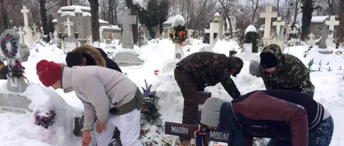 Mai mulți copii nevoiași au deszăpezit mormintele lui Amza Pellea, Gheorghe Dinică și Marin Moraru, de la Cimitirul Bellu