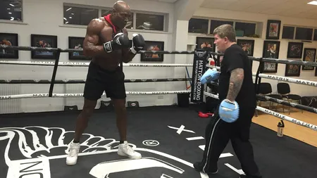 La 20 de ani de la înfrângerea cu Tyson, un fost campion mondial își anunță revenirea în boxul profesionist