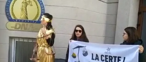 VIDEO | Protest Declic la DNA față de clasarea dosarului Certej. Asociația a adus zeița justiției: „La Certej, justiția e în lanțuri