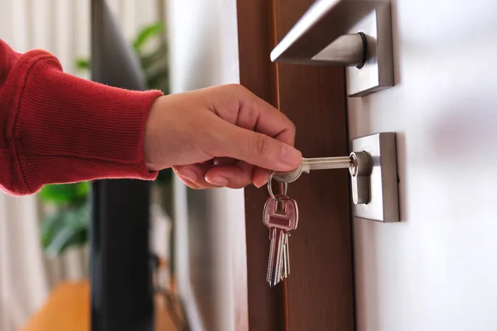 Poți să schimbi yala la ușă, dacă ești chiriaș ? Ce arată legea