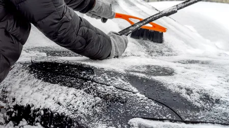 Trucuri eficiente pentru a-ți dezgheța rapid mașina, în timpul iernii. De ce să nu folosești apă caldă pe parbriz