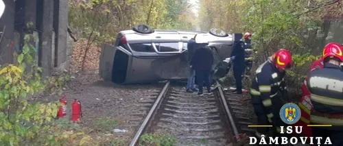 Un șofer în vârstă de 80 de ani a CĂZUT cu mașina de pe un pod și a ajuns pe calea ferată. Accidentul a avut loc în județul Dâmbovița