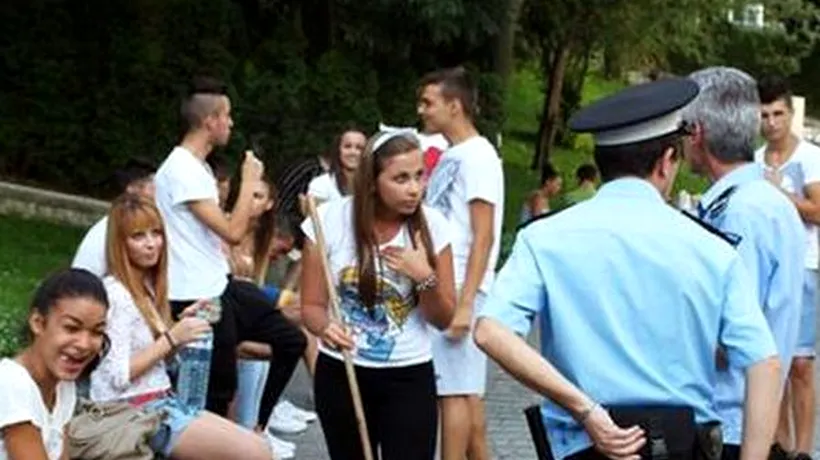 Tineri care scuipau coji de semințe pe jos, într-un parc din Dâmbovița, puși să măture 