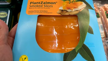 E mai scump decât cel „normal”! Cât costă 100g de „somon afumat” de post, în Carrefour România