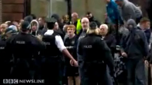 Ciocniri între catolici și protestanți la o paradă pro-britanică din Belfast