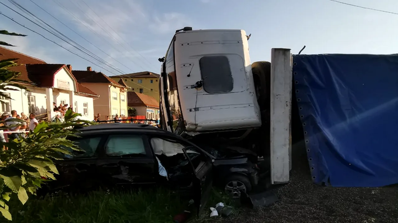 Un TIR s-a răsturnat peste o mașină, într-un cartier din Bistrița. Au fost avariate mai multe autoturisme (FOTO)