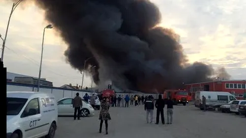 Incendiu puternic la un târg de haine second-hand din Craiova
