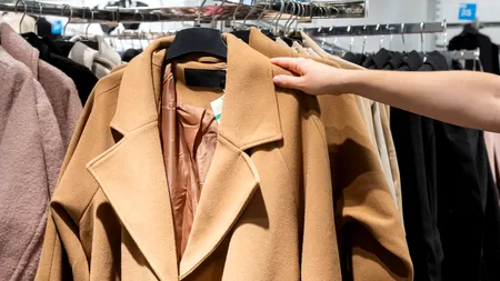 O femeie din Suceava a găsit 4.000 de euro într-un palton donat. Acum are dosar PENAL