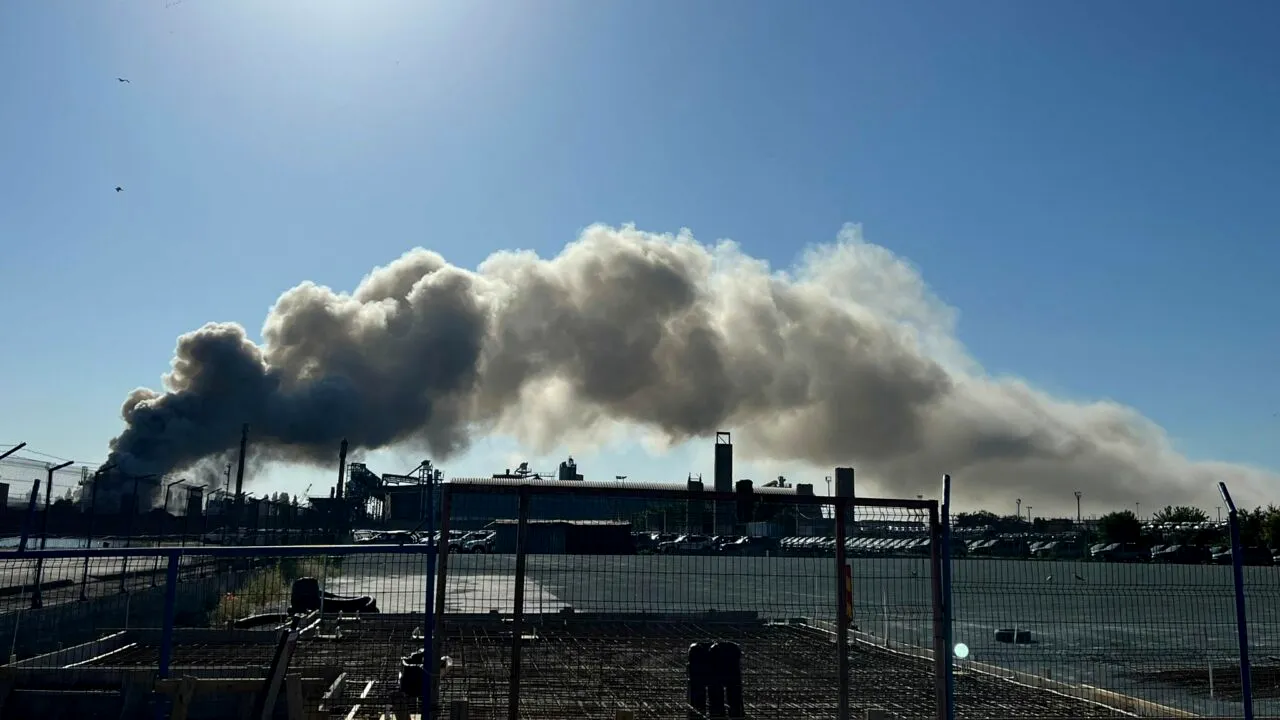 Incendiu la un depozit de fier vechi din Portul Agigea. ISU a emis un mesaj Ro-Alert pentru locuitorii din zonă