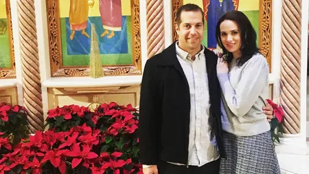 Tânăra din imagine suferă de sindromul 