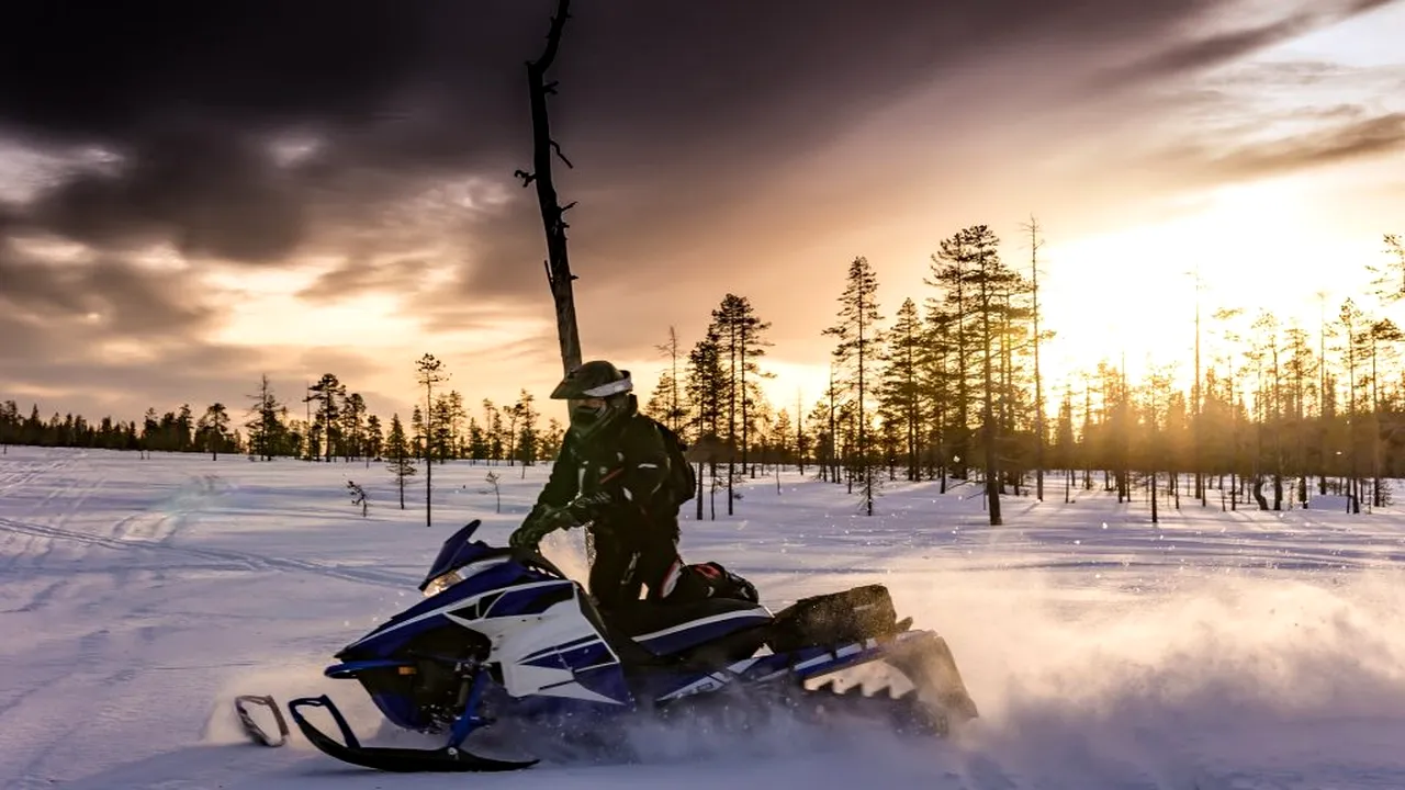 Cât COSTĂ să te plimbi cu snowmobilul în Munţii Călimani, în funcţie de durata expediţiei