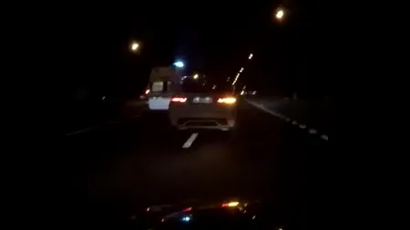 Un vitezoman depășește o ambulanță care se deplasa spre spital cu girofarele aprinse / Martorii susțin că, pe fondul nervilor, șoferul SUV-ului ar fi dat și „flash-uri