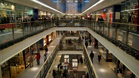 Telenovelă cu final sângeros într-un mall din Capitală. Un cuplu a dat nas în nas cu fostul iubit al soției, care a scos cuțitul. A regretat imediat