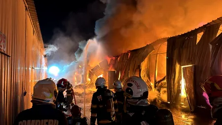 INCENDIU puternic la Complexul Comercial Dragonul Roșu. O hală de depozitare s-a prăbușit parțial, iar autoritățile au emis mesaj RO-ALERT