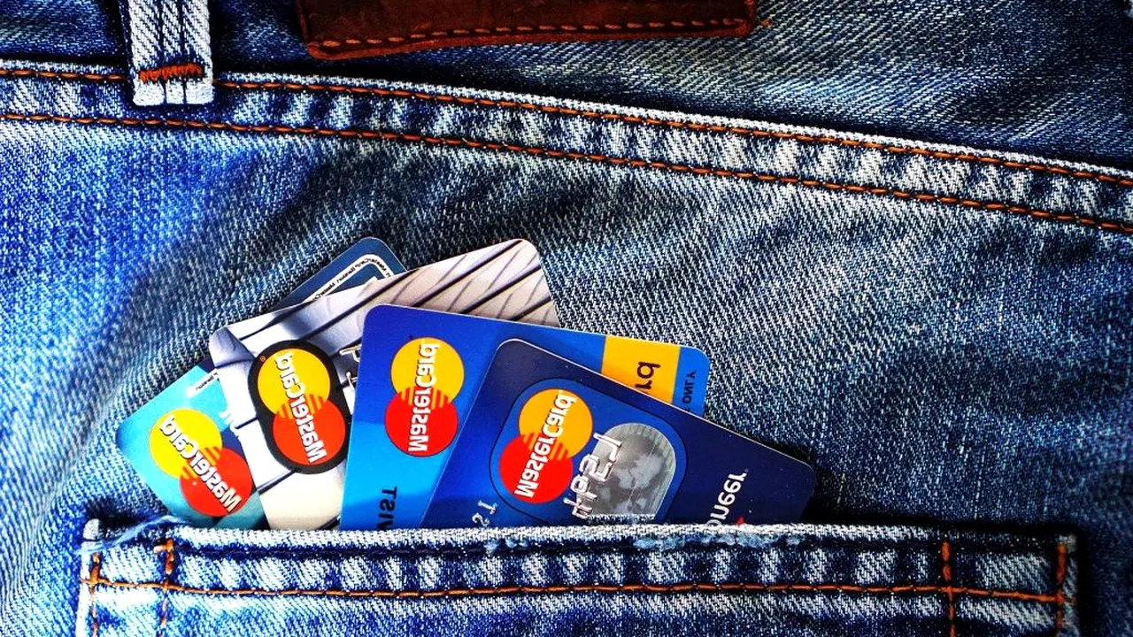 Număr exploziv de conturi de economii descoperit la clienții unei bănci comerciale