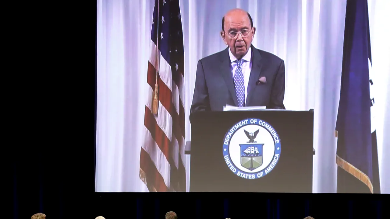 Discurs video al unui membru al Administrației Trump, oprit în Germania de față cu Angela Merkel. Lumea a început să râdă și să aplaude