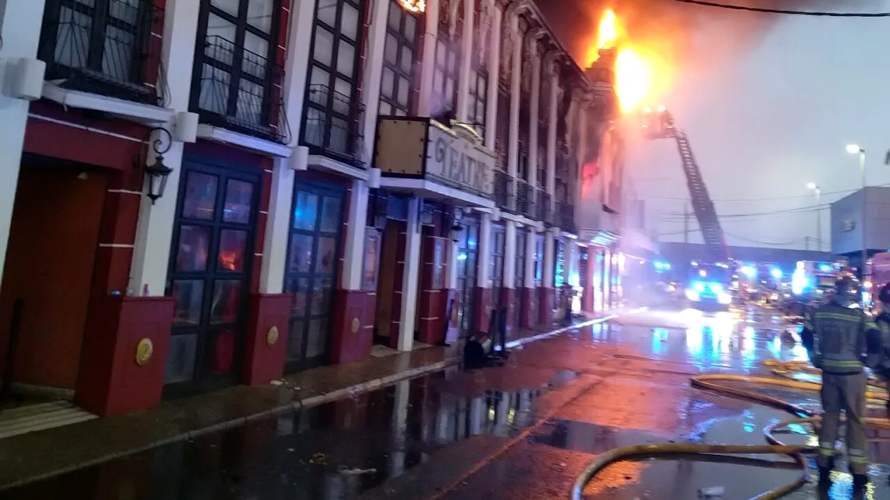 „Mamă, te iubesc! Vom muri”. Părinții tinerilor care au ars de vii în clubul de noapte din Spania își strigă disperarea / BILANȚUL tragediei: 13 morți