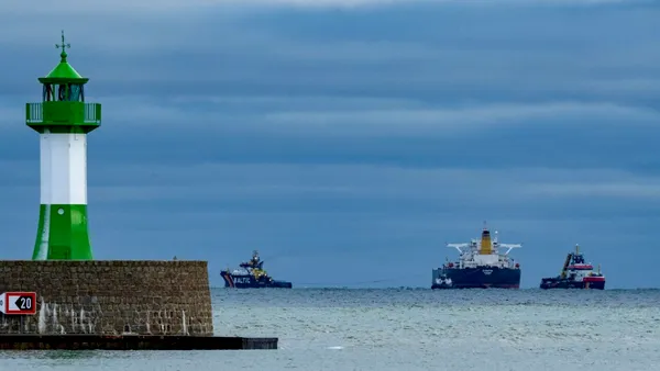 FT: Administrația Trump ia în considerare sancțiuni suplimentare asupra „flotei din umbră” de petroliere ale RUSIEI