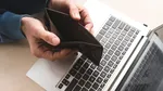 Patru ani de închisoare pentru o escrocherie sentimentală. O tânără româncă l-a lăsat pe un văduv de 82 de ani fără aproape 400.000 de euro