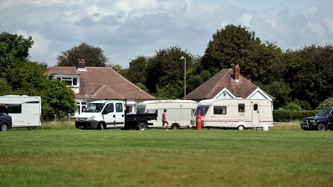 Cum i-au păcălit romii pe polițiștii britanici să-i ajute să-și instaleze tabăra