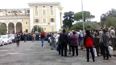 Un polițist italian, către un copil român obosit de stat la coadă: „Puțină răbdare, e pentru țara ta!