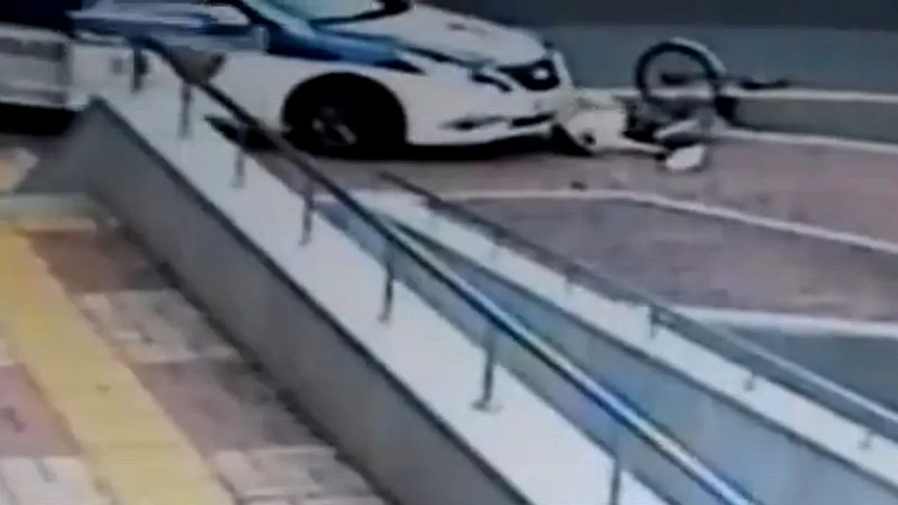 VIDEO. Cel mai naiv biciclist din lume. Cum s-a produs acest „accident