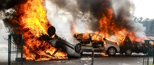 SUTE de mașini distruse de FLĂCĂRI în parcarea unei expoziții. Cauza dezastrului