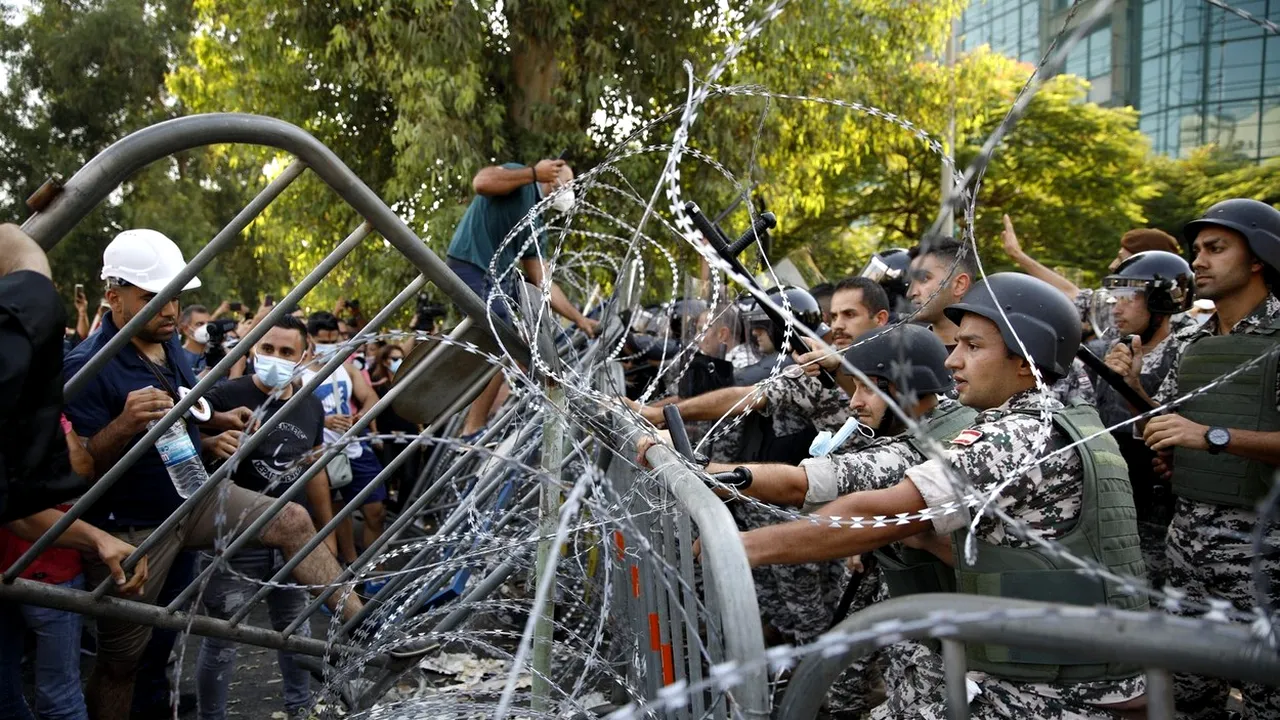 Zeci de răniți în urma unor proteste violente în Liban